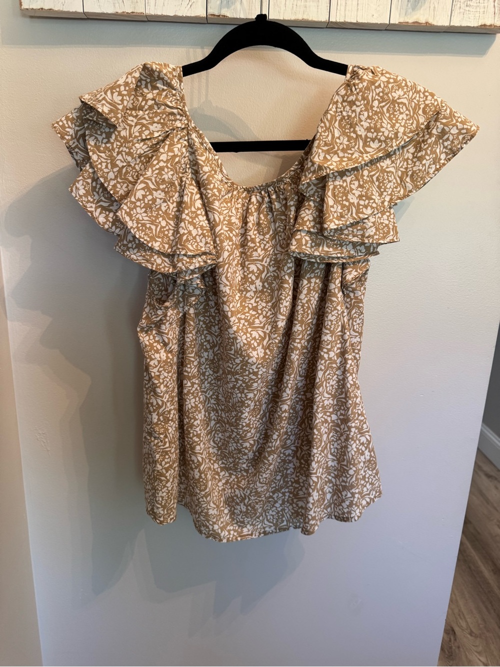 Universal Thread Beige Floral Ruffle Sleeve V-Neck Blouse - Picture 3 of 6